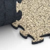 Großaufnahme vom Verbindungssystem von WARCO-Boden 6829 - Fitness Active Floor System im Farbdesign Travertine. Abmessungen 44,6 x 44,6 x 1,8 cm.