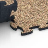 Großaufnahme vom Verbindungssystem von WARCO-Boden 6916 - Exhibition Click Floor Tile im Farbdesign Terracotta. Abmessungen 44,6 x 44,6 x 1,8 cm.