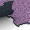 Großaufnahme vom Verbindungssystem von WARCO-Boden 6918 - Exhibition Click Floor Tile im Farbdesign Lavender. Abmessungen 44,6 x 44,6 x 1,8 cm.