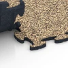 Großaufnahme vom Verbindungssystem von WARCO-Boden 6921 - Exhibition Click Floor Tile im Farbdesign Rattan. Abmessungen 44,6 x 44,6 x 1,8 cm.