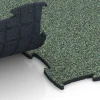 Großaufnahme vom Verbindungssystem von WARCO-Boden 6870 - Fitness Max Floor System im Farbdesign English Lawn. Abmessungen 97,1 x 97,1 × 1,8 cm.