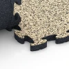 Großaufnahme vom Verbindungssystem von WARCO-Boden 6937 - Safety Puzzle Tile im Farbdesign Travertine. Abmessungen 44,6 x 44,6 × 2,8 cm.