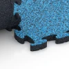 Großaufnahme vom Verbindungssystem von WARCO-Boden 6938 - Safety Puzzle Tile im Farbdesign Atlantic. Abmessungen 44,6 x 44,6 × 2,8 cm.