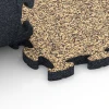 Großaufnahme vom Verbindungssystem von WARCO-Boden 6939 - Safety Puzzle Tile im Farbdesign Rattan. Abmessungen 44,6 x 44,6 × 2,8 cm.