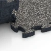 Großaufnahme vom Verbindungssystem von WARCO-Boden 6841 - Fitness Active Floor System im Farbdesign Dark Grey Granite. Abmessungen 44,6 x 44,6 × 2,8 cm.