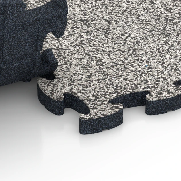 Großaufnahme vom Verbindungssystem von WARCO-Boden 6842 - Fitness Active Floor System im Farbdesign Grey Granite. Abmessungen 44,6 x 44,6 × 2,8 cm.