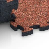 Großaufnahme vom Verbindungssystem von WARCO-Boden 6845 - Fitness Active Floor System im Farbdesign Embers. Abmessungen 44,6 x 44,6 × 2,8 cm.