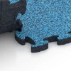 Großaufnahme vom Verbindungssystem von WARCO-Boden 6848 - Fitness Active Floor System im Farbdesign Atlantic. Abmessungen 44,6 x 44,6 × 2,8 cm.