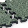 Großaufnahme vom Verbindungssystem von WARCO-Boden 6879 - Fitness Max Floor System im Farbdesign English Lawn. Abmessungen 44,6 x 44,6 × 2,8 cm.