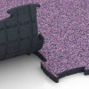 Großaufnahme vom Verbindungssystem von WARCO-Boden 6891 - Fitness Max Floor System im Farbdesign Lavender. Abmessungen 97,1 x 97,1 x 2,8 cm.