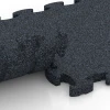 Großaufnahme vom Verbindungssystem von WARCO-Boden 6958 - Fitness Premium Gym Flooring im Farbdesign Anthracite. Abmessungen 28,9 x 28,9 x 1,8 cm.