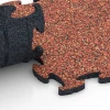 Großaufnahme vom Verbindungssystem von WARCO-Boden 6773 - Pool Surround Tiles im Farbdesign Embers. Abmessungen 28,9 x 28,9 x 1,8 cm.