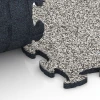 Großaufnahme vom Verbindungssystem von WARCO-Boden 6815 - Stone Carpet Click Tile im Farbdesign Grey Granite. Abmessungen 28,9 x 28,9 x 1,8 cm.