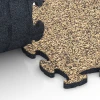 Großaufnahme vom Verbindungssystem von WARCO-Boden 6822 - Stone Carpet Click Tile im Farbdesign Rattan. Abmessungen 28,9 x 28,9 x 1,8 cm.
