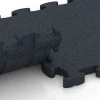Großaufnahme vom Verbindungssystem von WARCO-Boden 6964 - Fitness Premium Performance Flooring im Farbdesign Anthracite. Abmessungen 28,9 x 28,9 x 1,8 cm.