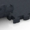Großaufnahme vom Verbindungssystem von WARCO-Boden 6965 - Fitness Premium Performance Flooring im Farbdesign Anthracite. Abmessungen 28,9 x 28,9 x 2,8 cm.