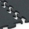 Großaufnahme vom Verbindungssystem von WARCO-Boden 6966 - Fitness Premium Performance Flooring im Farbdesign Anthracite. Abmessungen 45,9 x 45,9 x 1,8.