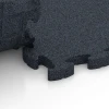 Großaufnahme vom Verbindungssystem von WARCO-Boden 6961 - Fitness Premium Gym Flooring im Farbdesign Anthracite. Abmessungen 45,9 x 45,9 x 2,8 cm.