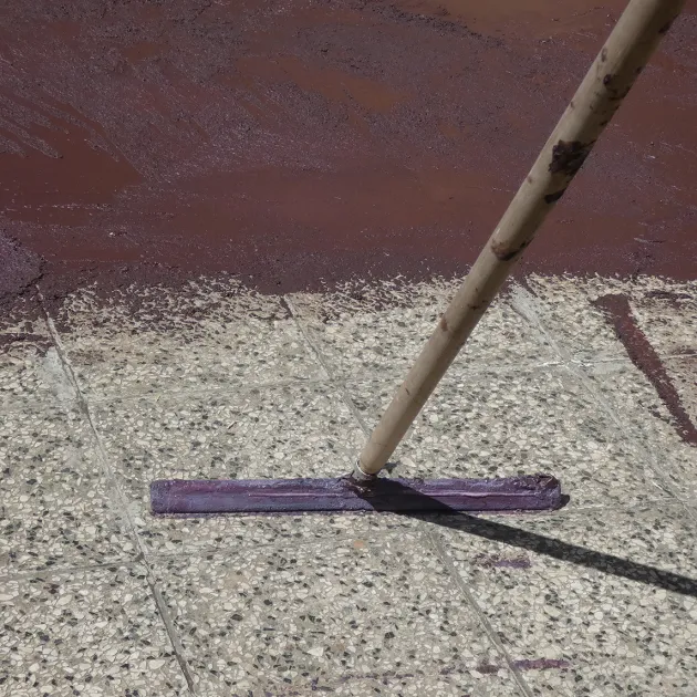 Aufsicht auf die Unterseite, also die Bodenseite von WARCO-Formteil 0017 - ALLESDICHT – The Liquid Rubber Seal from a Bucket im Format 25 kg.