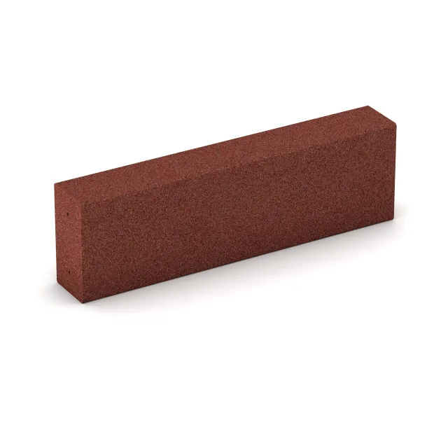 Foto der hinteren Seite vom unsymmetrischen WARCO-Formteil 2597: Rubber kerbstone (Solid step), Design Brick red, Maße 1000 x 300 x 150 mm.
