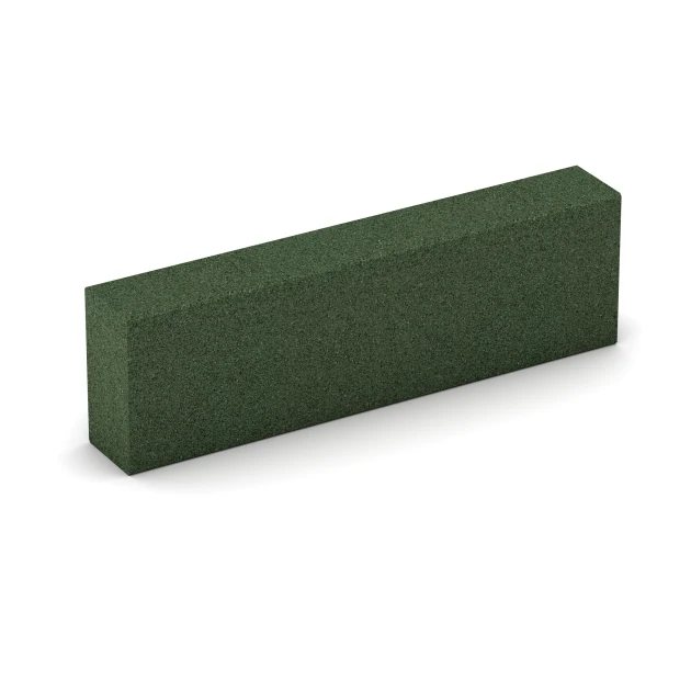 Foto der hinteren Seite vom unsymmetrischen WARCO-Formteil 7030: Rubber granulate block step, Design Grass green, Maße 100 x 30 x 15 cm.