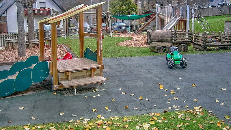 Fall protection slabs from WARCO not only provide reliable fall protection for many years, but also dampen the noise generated by bobby cars, toy tractors, skateboards and other play vehicles.